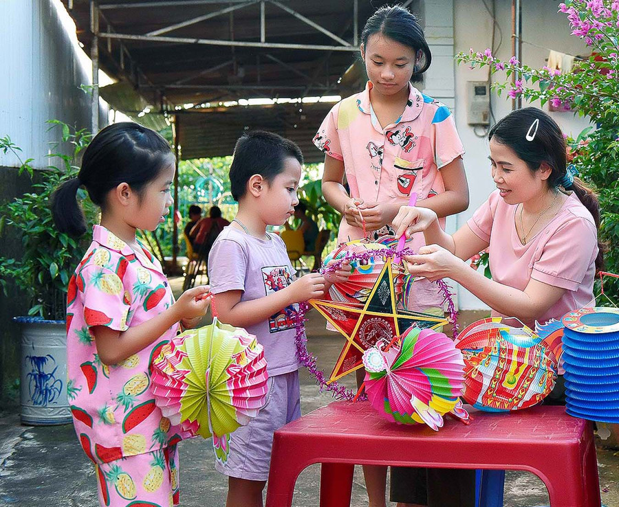 Dù đang trong mùa dịch nhưng nhiều gia đình vẫn cố gắng lo cho con cháu một cái Tết Trung thu đủ đầy, ấm áp. Ảnh: Đức Thụy