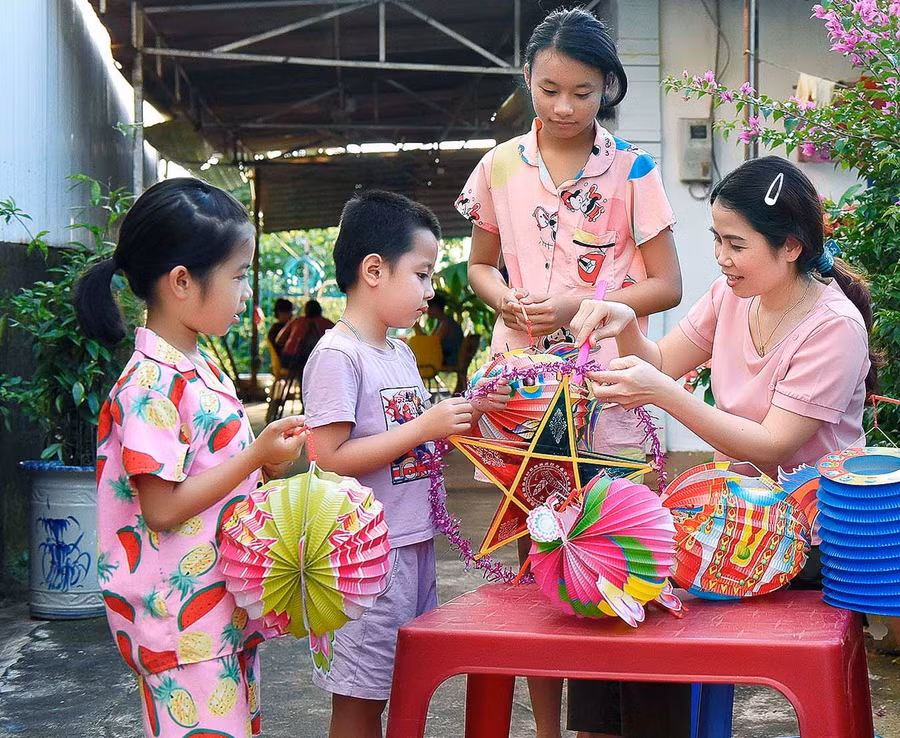 Dù đang trong mùa dịch nhưng nhiều gia đình vẫn cố gắng lo cho con cháu một cái Tết Trung thu đủ đầy, ấm áp. Ảnh: Đức Thụy