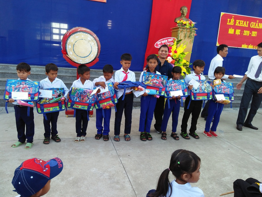 Nay Djruêng trao quà khai giảng tại trường Tiểu học Krông Năng (Gia Lai). Ảnh: TGCC