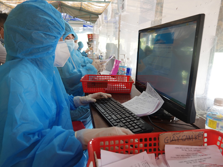  Nhân viên làm việc tại chốt kiểm soát y tế quốc lộ 1D (TP.Quy Nhơn, Bình Định). Ảnh: HOÀNG TRỌNG