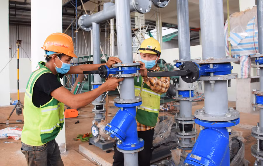  Được tiêm vắc xin phòng Covid-19 giúp các công nhân Công ty TNHH công nghiệp Quốc Việt (TP. Hồ Chí Minh) an tâm làm việc tại Khu Công nghiệp Trà Đa (TP. Pleiku). Ảnh: Minh Nguyễn