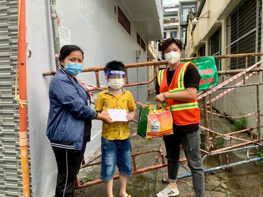 Nhờ có nhóm Go Volunteer, nhiều tình nguyện viên tham gia vận chuyển nhu yếu phẩm tặng người dân trong tâm dịch ở TP.HCM. Ảnh: BTC cung cấp