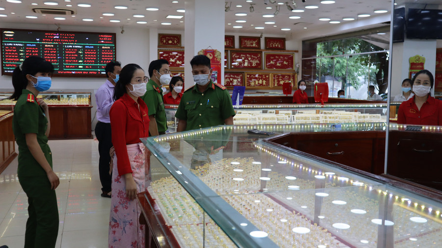 Lương Thị Nhung được đánh giá hiền lành, hầu như chưa từng nghỉ làm, từ khi làm việc tại tiệm vàng này. Ảnh: Hoàng Giáp