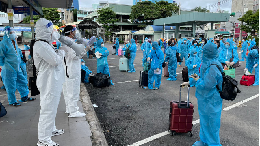  Hội đồng hương Bình Định tại TP.HCM tổ chức cho học sinh lên xe để về quê. Ảnh: Võ Gia