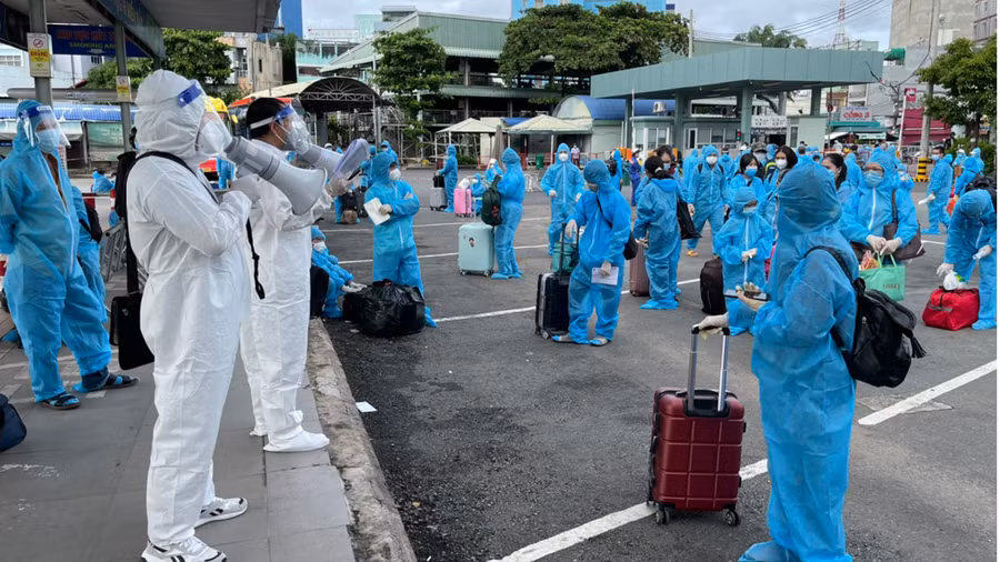  Hội đồng hương Bình Định tại TP.HCM tổ chức cho học sinh lên xe để về quê. Ảnh: Võ Gia