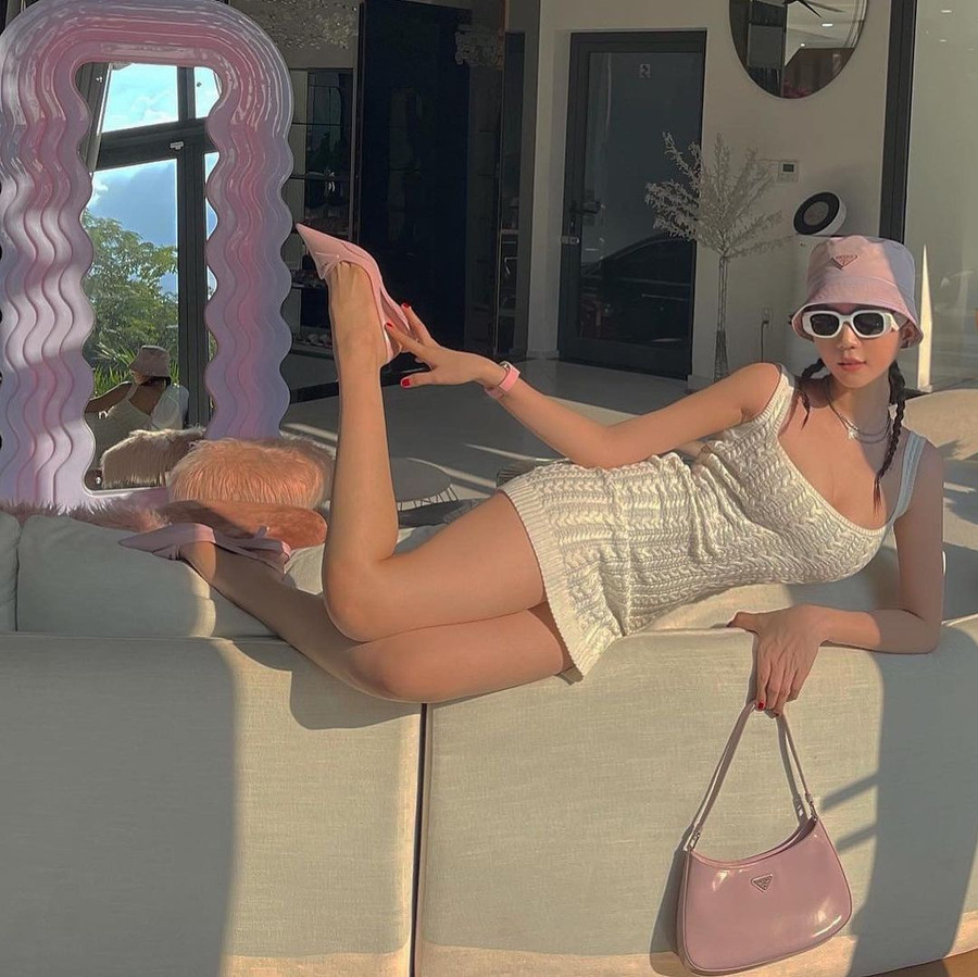 Ngọc Trinh khoe khéo body săn chắc nuột nà trong chiếc đầm len ôm sát ngắn hết nấc đang là xu hướng thịnh hành. Người đẹp chọn cách phối đồ tone sur tone cùng các món phụ kiện giày Prada, đồng hồ Richard Mile, mũ và túi xách cũng tiệp màu.