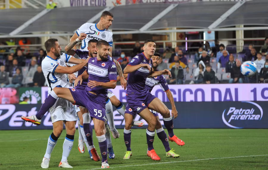 Edin Dzeko bật cao đánh đầu ghi bàn thứ 4 tại Serie A từ đầu mùa. Ảnh: Reuters