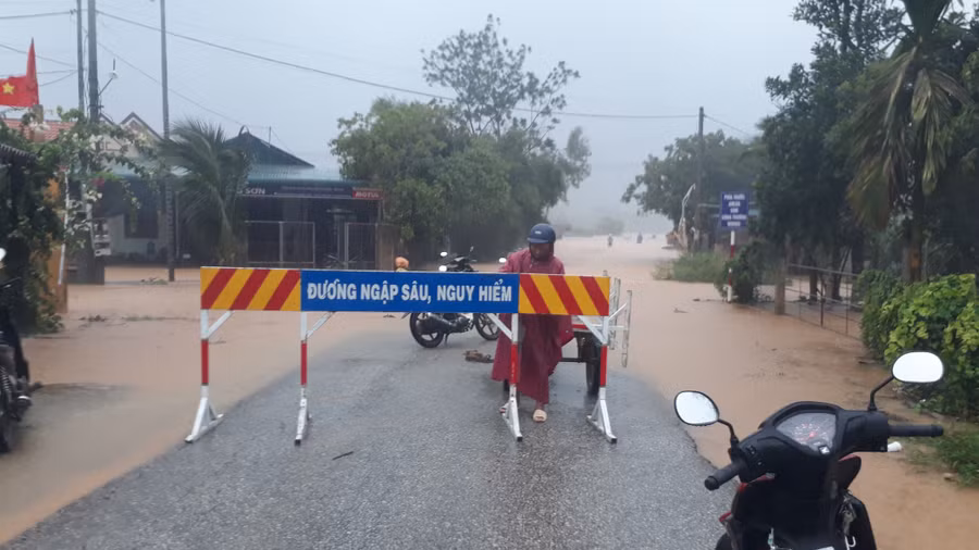 Chốt chặn điểm ngập lũ tại xã Phong Sơn, H. Phong Điền. Ảnh: Đình Bách 