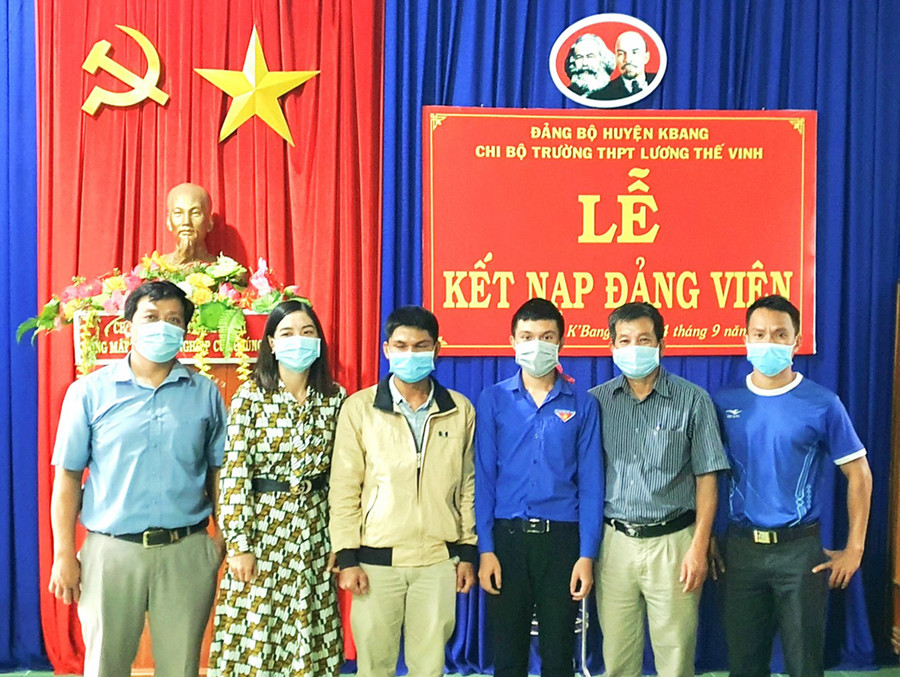 Em Nguyễn Đình Tú chụp hình lưu niệm với thầy cô Trường THPT Lương Thế Vinh. Ảnh: Minh Ngân  Em Nguyễn Đình Tú chụp hình lưu niệm với thầy cô Trường THPT Lương Thế Vinh. Ảnh: Minh Ngân