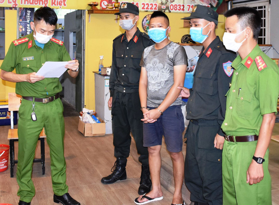 Công an tỉnh Quảng Nam đọc quyết định tạm giữ hình sự nghi can cầm đầu đường dây cho vay nặng lãi Lâm Quang Phát. Ảnh: C.X