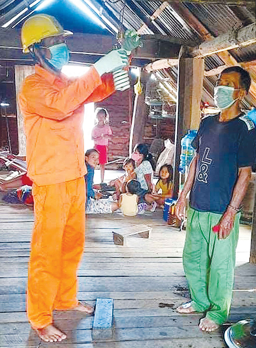  Anh Siu Sek luôn có mặt khi dân làng cần. Ảnh: Hà Duy