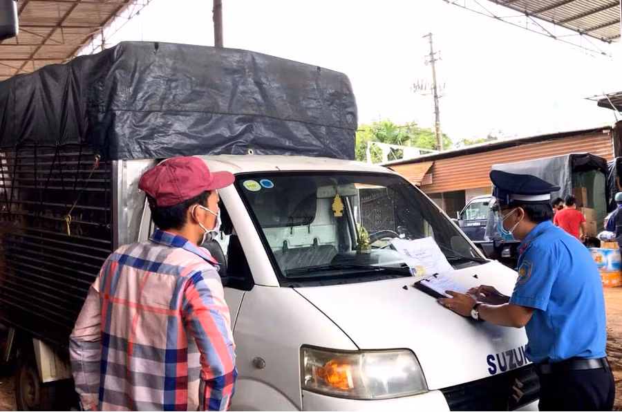 Thanh tra Sở Giao thông-Vận tải tỉnh Gia Lai kiểm tra phương tiện 