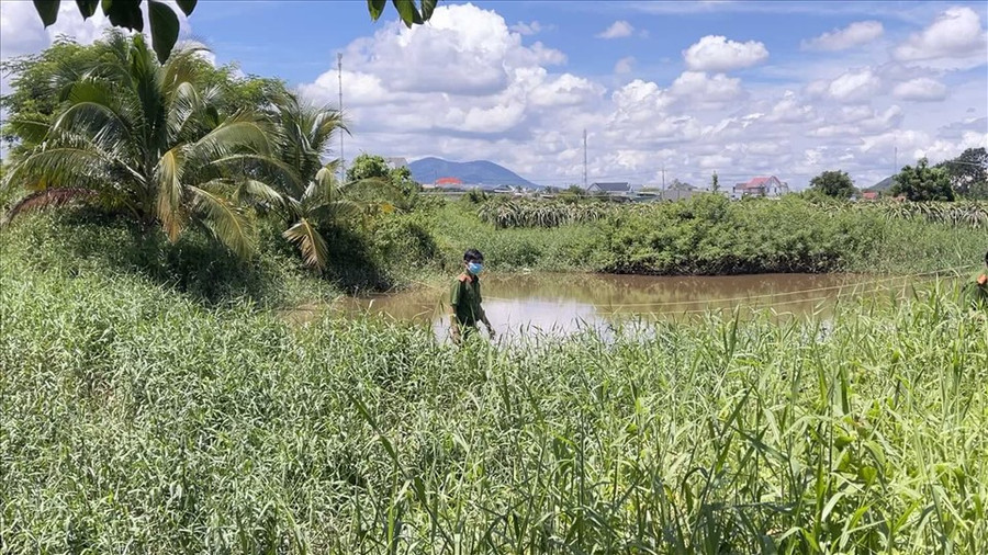 Công an khám nghiệm hiện trường. Ảnh: Phạm Duy Công an khám nghiệm hiện trường. Ảnh: Phạm Duy