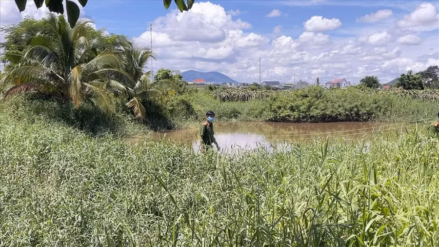 Công an khám nghiệm hiện trường. Ảnh: Phạm Duy
