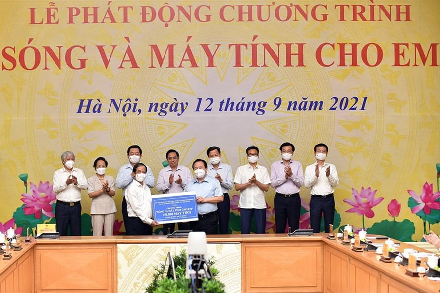 Thủ tướng Phạm Minh Chính và các đại biểu chứng kiến lãnh đạo các bộ, ngành, tập đoàn, tổng công ty, doanh nghiệp, tổ chức… trao máy tính tặng Chương trình”Sóng và máy tính cho em”. Ảnh VGP