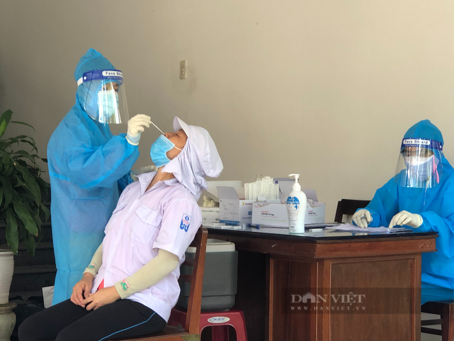 Ngành chức năng test nhanh cho người dân ở khu vực phường Hải Cảng. Ảnh: TB. Ngành chức năng test nhanh cho người dân ở khu vực phường Hải Cảng. Ảnh: TB.