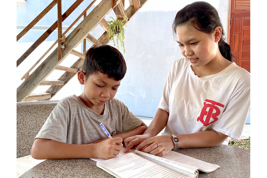  Nhiều học sinh vùng khó vẫn chưa có điều kiện trang bị máy tính để phục vụ việc học trực tuyến. Ảnh: Mộc Trà