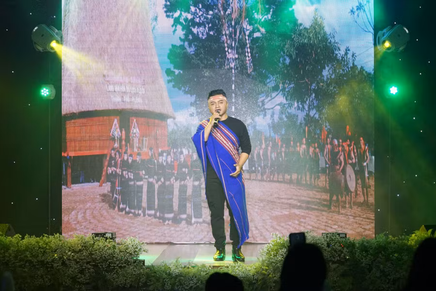 Ca sĩ, nhạc sĩ Y Jang Tuyn biểu diễn trong đêm nhạc gây quỹ từ thiện do Câu lạc bộ “Ngôi nhà yêu thương” tổ chức tại TP. Pleiku vào tháng 10-2020. Ảnh: Lê Đức Lâu