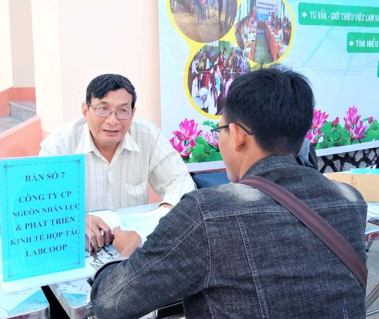 Đại diện Công ty cổ phần nguồn nhân lực và phát triển kinh tế hợp tác Lapcoop tư vấn cho người hoàn thành hợp đồng xuất khẩu lao động về nước. Ảnh: Đinh Yến