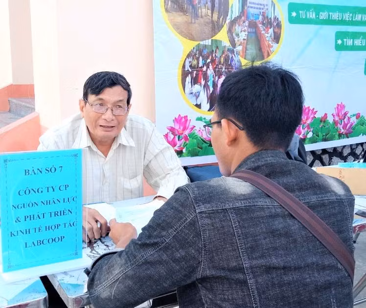 Đại diện Công ty cổ phần nguồn nhân lực và phát triển kinh tế hợp tác Lapcoop tư vấn cho người hoàn thành hợp đồng xuất khẩu lao động về nước. Ảnh: Đinh Yến