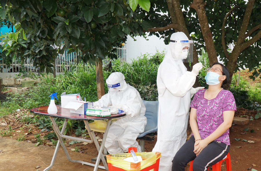 Ngành y tế lấy mẫu xét nghiệm cho người dân phường Đạt Hiếu. Ảnh: Sở Y tế Đắk Lắk