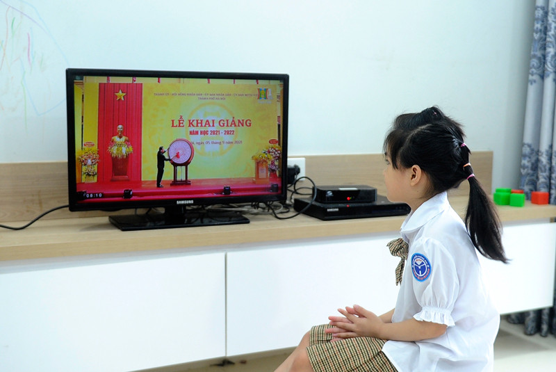  Học sinh Thủ đô Hà Nội chăm chú theo dõi lễ khai giảng năm học mới qua màn ảnh tivi. (Ảnh: Đăng Khoa)