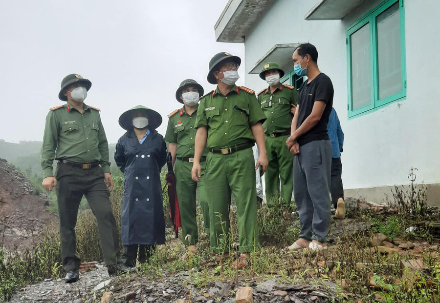 Công an tỉnh Thừa Thiên - Huế kiểm tra công tác phòng chống bão lụt tại H.Nam Đông. Ảnh: H.T