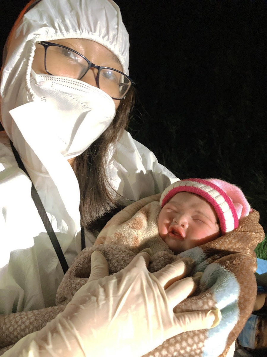 Bé gái con sản phụ Ksor H’ơp chào đời an toàn trong đêm 14-9 khi đang trên đường về Gia Lai. Ảnh tổ công tác cung cấp