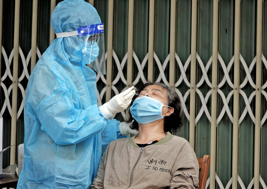 Lấy mẫu xét nghiệm SARS-CoV-2 cho người dân TP. Pleiku. Ảnh: Hùng Linh