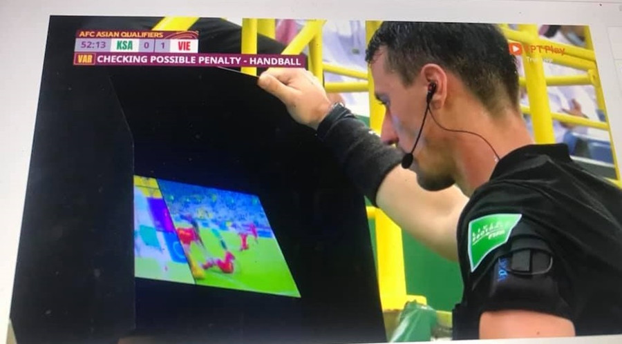 Trọng tài xem VAR tình huống của Duy Mạnh. Ảnh: Chụp màn hình