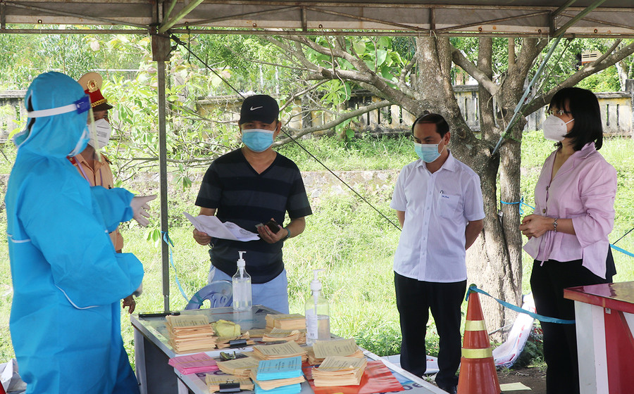  Phó Chủ tịch UBND tỉnh Nguyễn Thị Thanh Lịch yêu cầu thị xã An Khê lắp đặt máy phun khử khuẩn, phòng đợi, tổ xét nghiệm nhanh tại chốt kiểm soát tại quốc lộ 19 (xã Song An, thị xã An Khê). Ảnh: Ngọc Minh