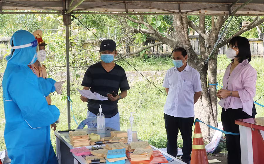  Phó Chủ tịch UBND tỉnh Nguyễn Thị Thanh Lịch yêu cầu thị xã An Khê lắp đặt máy phun khử khuẩn, phòng đợi, tổ xét nghiệm nhanh tại chốt kiểm soát tại quốc lộ 19 (xã Song An, thị xã An Khê). Ảnh: Ngọc Minh