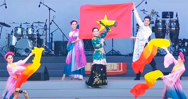 Lương Nguyệt Anh tự hào khi giành giải Ba đơn ca nữ tại Hội thao Quân sự Quốc tế Army Games 2021. Ảnh: NSCC