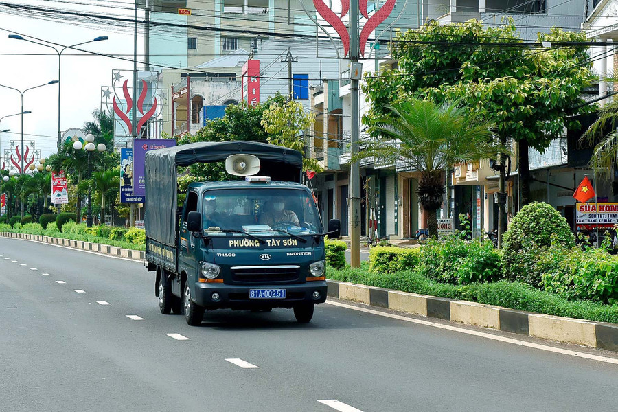Lực lượng chức năng phường Tây Sơn dùng xe loa tuyên truyền trên đường Phạm Văn Đồng. Ảnh: Đức Thụy