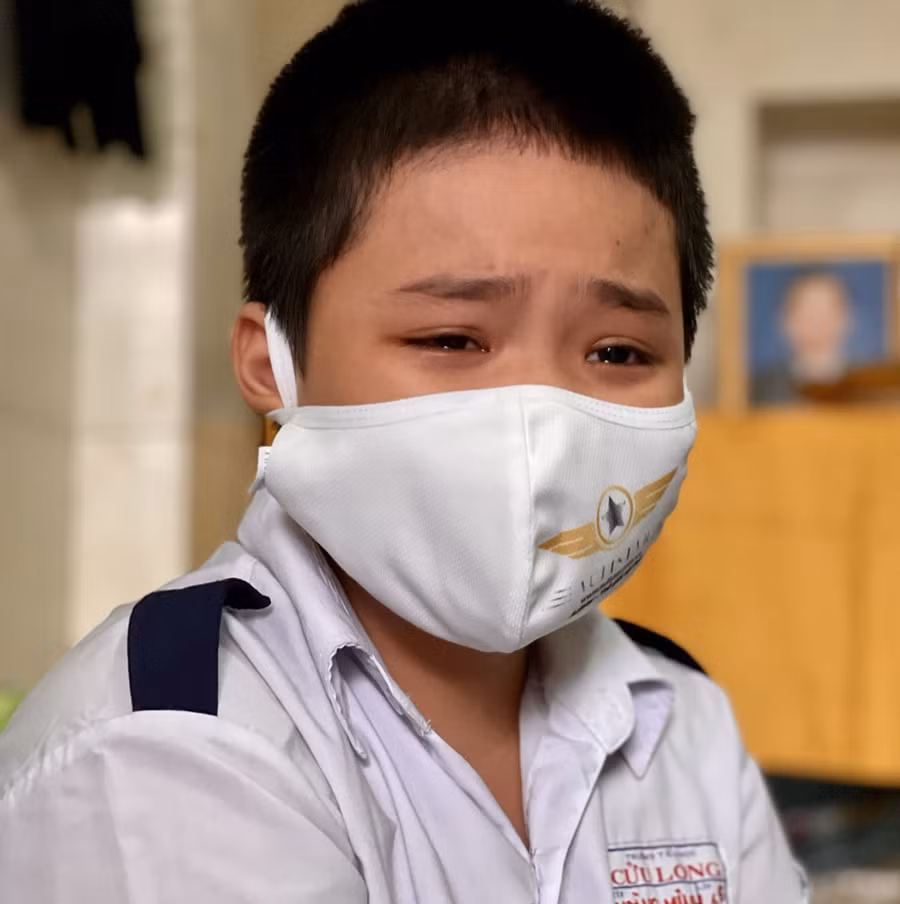 Em Lê Hoàng Minh (10 tuổi) xúc động khi nhắc về ba