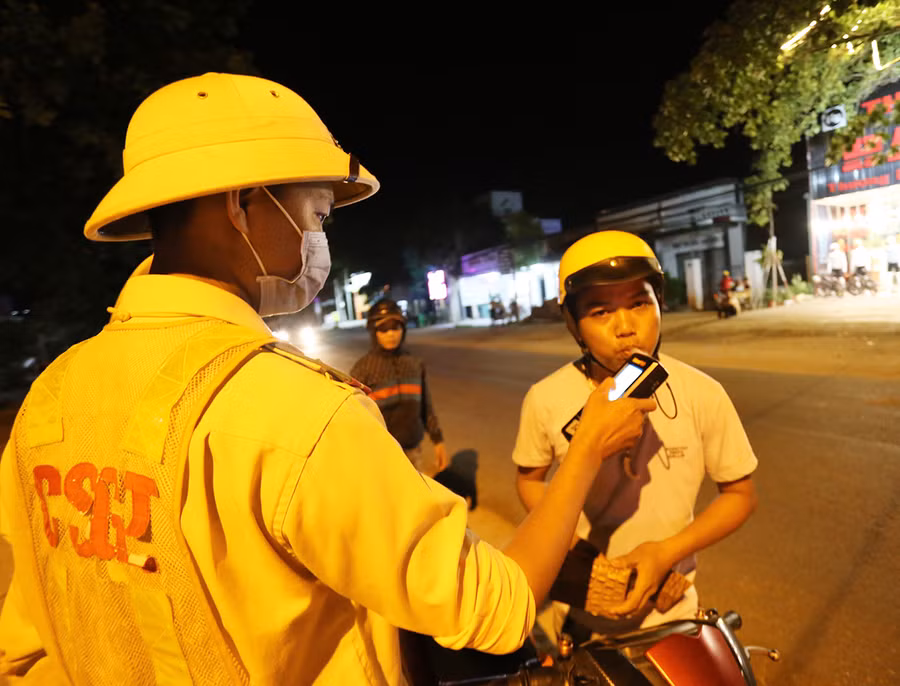 Lực lượng Công an huyện Phú Thiện thường xuyên tiến hành kiểm tra nồng độ cồn trên tuyến quốc lộ 25. Ảnh: Lê Gia
