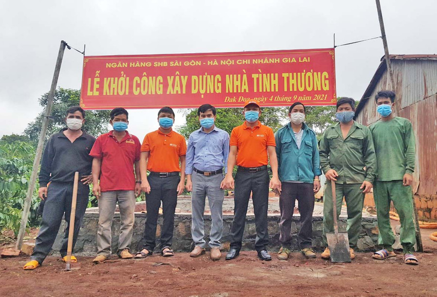 Chính quyền địa phương và SHB Gia Lai phối hợp tổ chức lễ khởi công xây nhà tình thương cho hộ nghèo. Ảnh: Sơn Ca