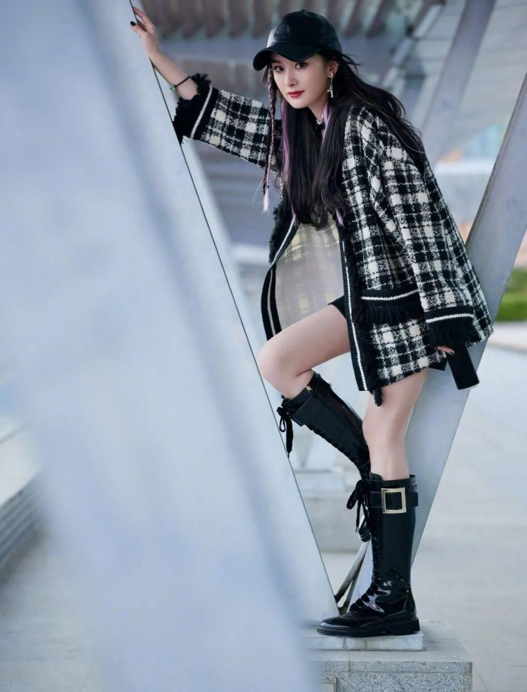 Bà mẹ một con khoe nhan sắc trẻ trung như thiếu nữ với combo áo khoác dạ ngắn, boots da, quần shorts cùng chiếc mũ lưỡi trai và kiểu tóc gẩy light vô cùng bắt mắt.