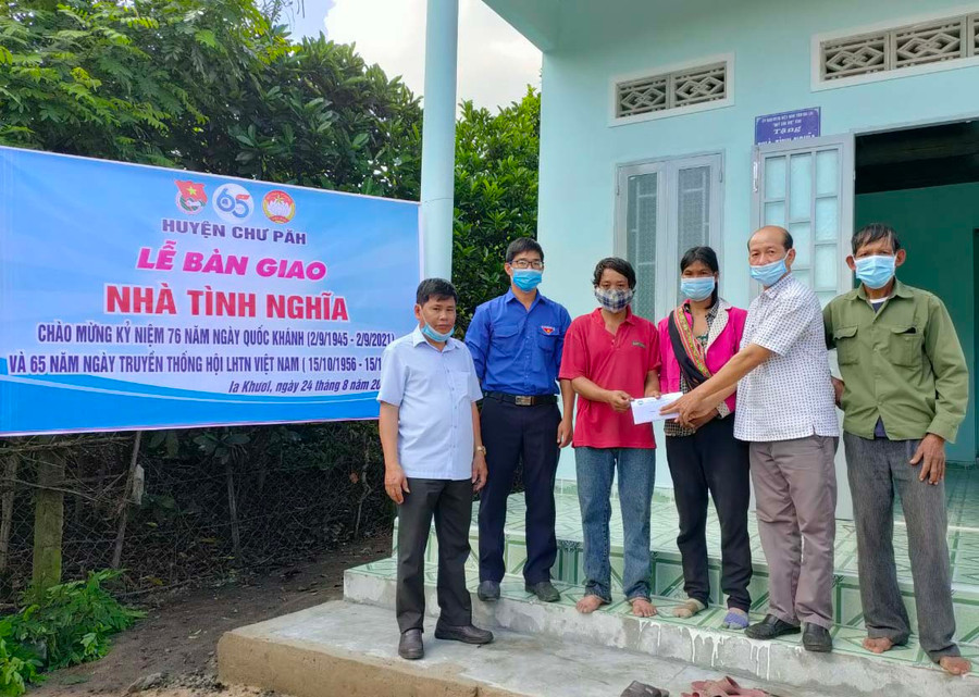 Anh Rơ Châm Di (thứ 3 từ trái qua; làng Broch, xã Ia Khươl) được hỗ trợ làm nhà tình nghĩa năm 2021. Ảnh: Lê Đại