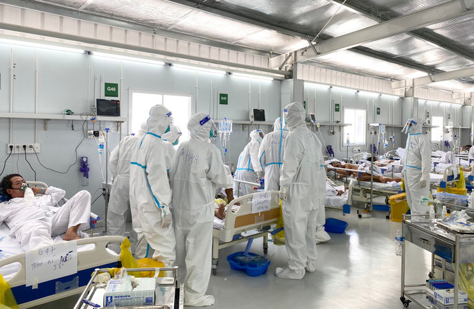 Nhân viên y tế chăm sóc bệnh nhân Covid-19 tại Bệnh viện dã chiến ở TP HCM