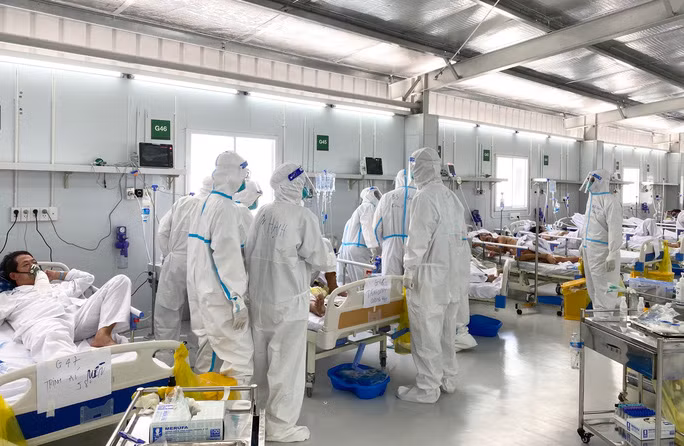Nhân viên y tế chăm sóc bệnh nhân Covid-19 tại Bệnh viện dã chiến ở TP HCM