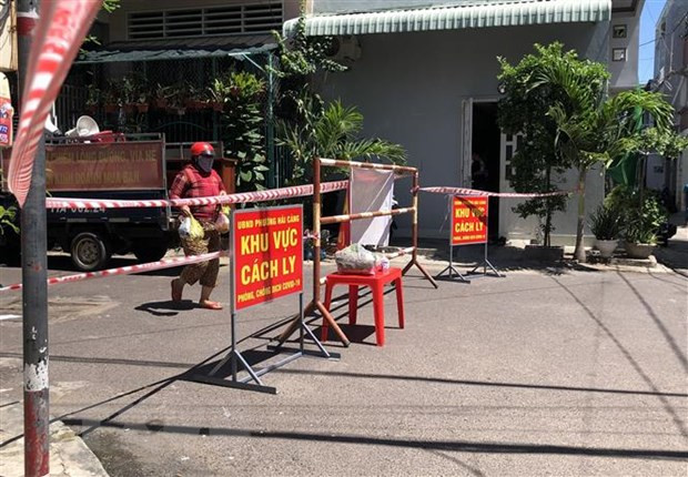 Tiếp tế lương thực cho người dân trong khu vực bị phong tỏa tại tổ 18, khu vực 4, phường Hải Cảng, Quy Nhơn. (Ảnh: Nguyên Linh/TTXVN) Tiếp tế lương thực cho người dân trong khu vực bị phong tỏa tại tổ 18, khu vực 4, phường Hải Cảng, Quy Nhơn. (Ảnh: Nguyên Linh/TTXVN)