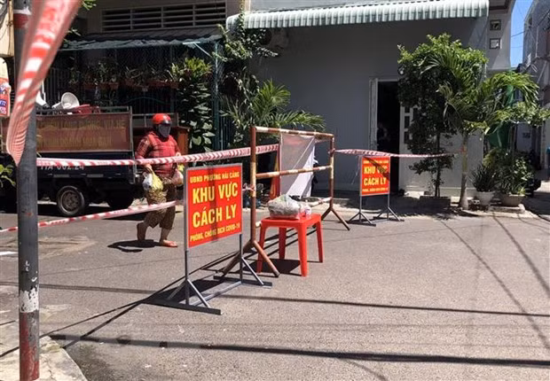 Tiếp tế lương thực cho người dân trong khu vực bị phong tỏa tại tổ 18, khu vực 4, phường Hải Cảng, Quy Nhơn. (Ảnh: Nguyên Linh/TTXVN) Tiếp tế lương thực cho người dân trong khu vực bị phong tỏa tại tổ 18, khu vực 4, phường Hải Cảng, Quy Nhơn. (Ảnh: Nguyên Linh/TTXVN)