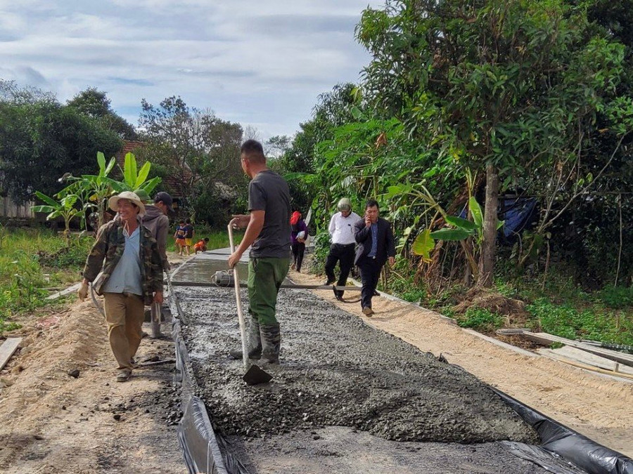 Nhờ sự đồng lòng của người dân hiến đất mở đường đã giúp cho nhiều tuyến đường giao thông nông thôn ở xã Cư K'nia, huyện Cư Jút không ngừng nối dài - Ảnh: Hồ Trang. Nhờ sự đồng lòng của người dân hiến đất mở đường đã giúp cho nhiều tuyến đường giao thông nông thôn ở xã Cư K'nia, huyện Cư Jút không ngừng nối dài - Ảnh: Hồ Trang.