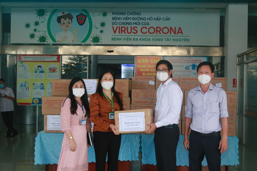 Số vật tư y tế này mang nhiều ý nghĩa đối với Bệnh viện Đa khoa Vùng Tây Nguyên trong bối cảnh dịch COVID-19 đang diễn biến phức tạp. Ảnh: Bảo Trung