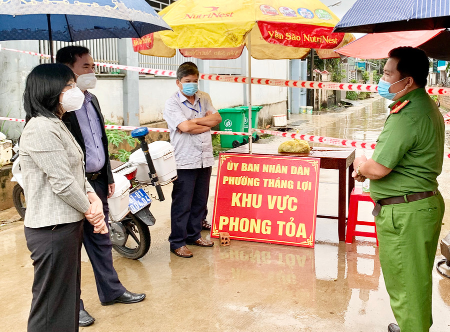 Phó Chủ tịch UBND tỉnh Nguyễn Thị Thanh Lịch kiểm tra tại khu vực phong tỏa tổ 5, phường Thắng Lợi, TP. Pleiku. Ảnh: Như Nguyện