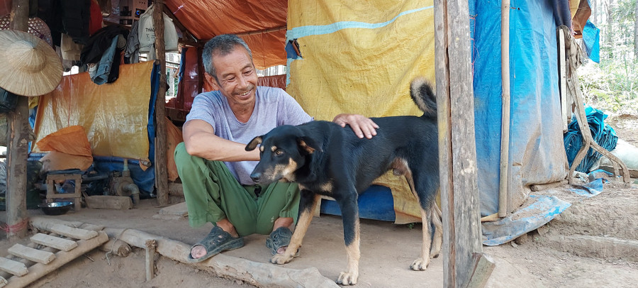 Ông Phượng bầu bạn cùng chú chó nhỏ. Ảnh: Đức Nhật