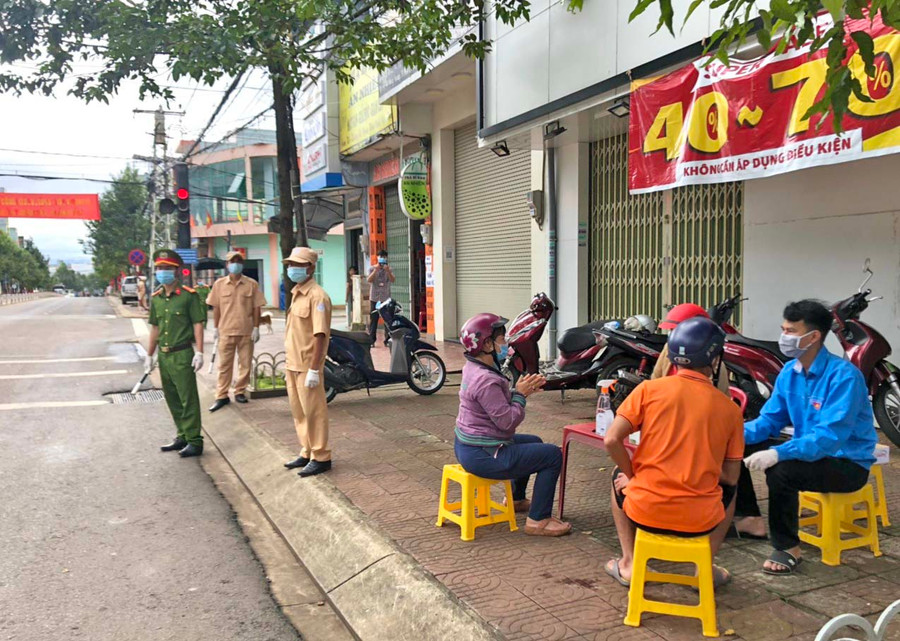 Tổ phòng chống dịch của phường Hội thương đã lập chốt tại ngã tư đường Hùng Vương-Nguyễn Thái Học để kiểm tra, nhắc nhở người dân khi ra đường cần thực hiện nghiêm chỉ thị.