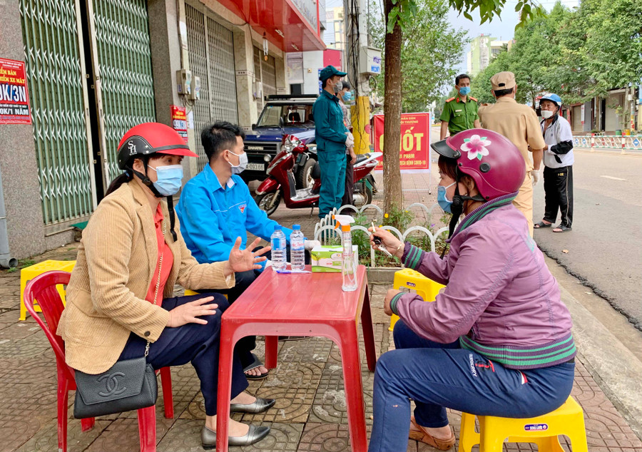 Các lực lượng chức năng trên địa bàn TP.Pleiku tăng cường kiểm tra, xử lý nghiêm các trường hợp vi phạm trong phòng-chống dịch. Ảnh Như Nguyện