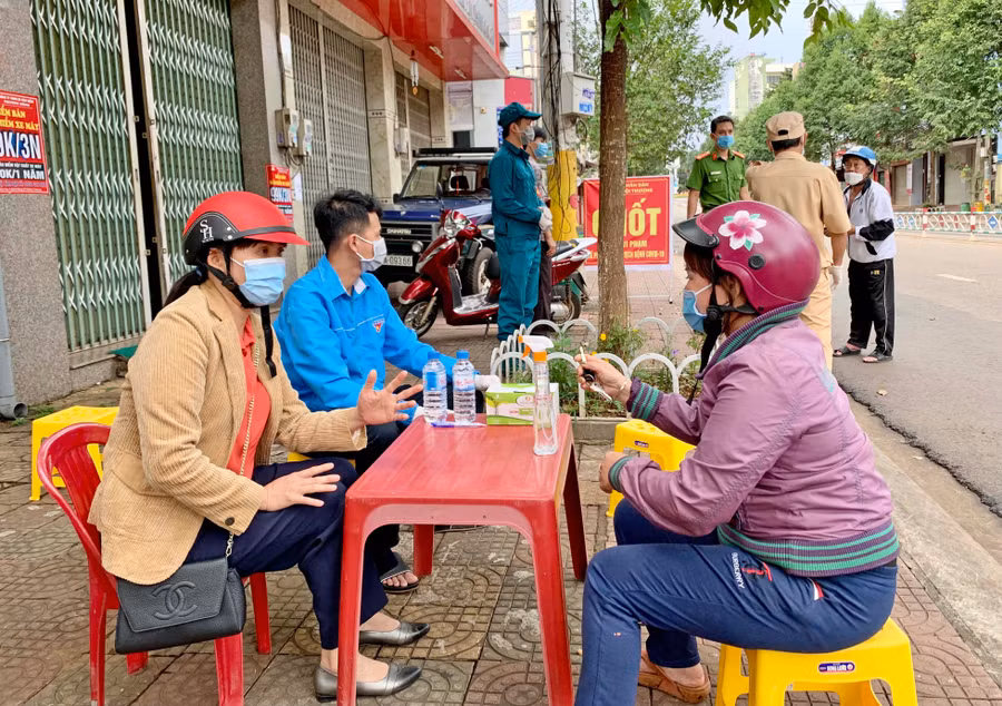 Các lực lượng chức năng trên địa bàn TP.Pleiku tăng cường kiểm tra, xử lý nghiêm các trường hợp vi phạm trong phòng-chống dịch. Ảnh Như Nguyện